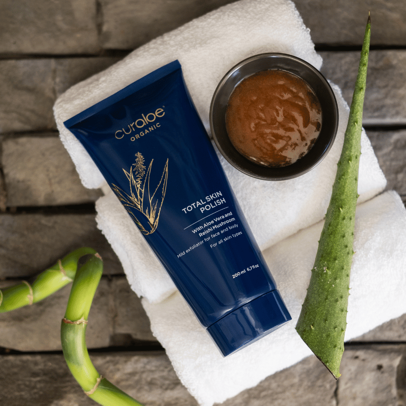 Organic exfoliating scrub by Curaloe for reducing breakouts and redness